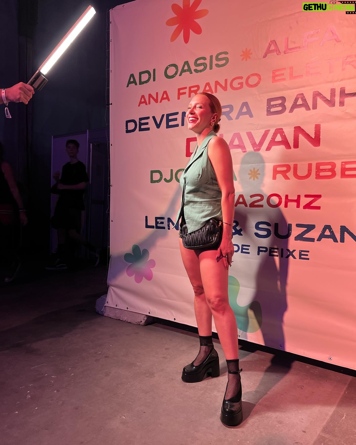 Lorena Comparato Instagram - Sempre @QUEREMOS ♥️ que festival FANTÁSTICO . que noite maravilhosa !!! que SHOWS e quantas pessoas queridas encontrei: minha vizinha igualmente cheia de histórias e vício em trabalho, meu futuro par romântico preferido, minha chará bff que não conhecia pessoalmente e seu marido satisfação, meu par romântico eterno, minha irmã de Paraty, a baiana mais carioca, a carioca mais baiana, minha mama atriz, o casal do carnaval, minha ídola de adolescente, um dos melhores RPs do Brasil com sabre de luz, o DJAVAN e tantas outras pessoas especiais. Vocês conseguem adivinhar quem sao?! Foi Inesquecível! thanks @galvaoleo✨