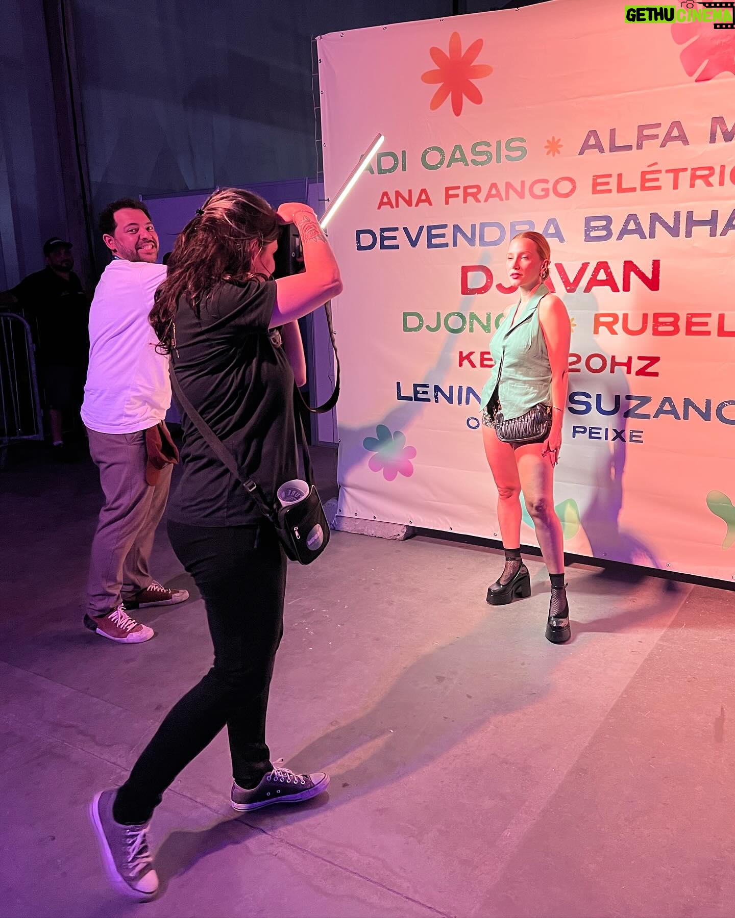 Lorena Comparato Instagram - Sempre @QUEREMOS ♥️ que festival FANTÁSTICO . que noite maravilhosa !!! que SHOWS e quantas pessoas queridas encontrei: minha vizinha igualmente cheia de histórias e vício em trabalho, meu futuro par romântico preferido, minha chará bff que não conhecia pessoalmente e seu marido satisfação, meu par romântico eterno, minha irmã de Paraty, a baiana mais carioca, a carioca mais baiana, minha mama atriz, o casal do carnaval, minha ídola de adolescente, um dos melhores RPs do Brasil com sabre de luz, o DJAVAN e tantas outras pessoas especiais. Vocês conseguem adivinhar quem sao?! Foi Inesquecível! thanks @galvaoleo✨