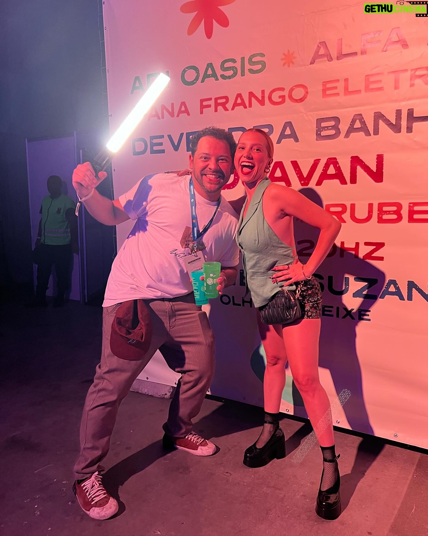 Lorena Comparato Instagram - Sempre @QUEREMOS ♥️ que festival FANTÁSTICO . que noite maravilhosa !!! que SHOWS e quantas pessoas queridas encontrei: minha vizinha igualmente cheia de histórias e vício em trabalho, meu futuro par romântico preferido, minha chará bff que não conhecia pessoalmente e seu marido satisfação, meu par romântico eterno, minha irmã de Paraty, a baiana mais carioca, a carioca mais baiana, minha mama atriz, o casal do carnaval, minha ídola de adolescente, um dos melhores RPs do Brasil com sabre de luz, o DJAVAN e tantas outras pessoas especiais. Vocês conseguem adivinhar quem sao?! Foi Inesquecível! thanks @galvaoleo✨