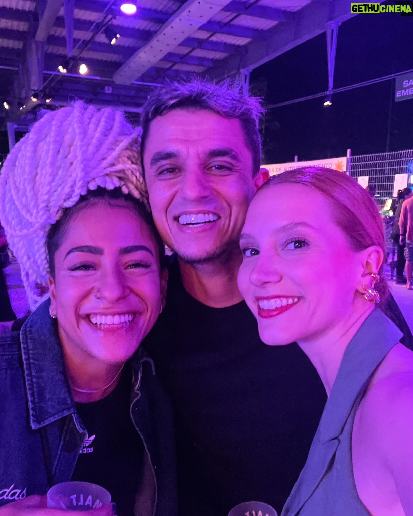 Lorena Comparato Instagram - Sempre @QUEREMOS ♥️ que festival FANTÁSTICO . que noite maravilhosa !!! que SHOWS e quantas pessoas queridas encontrei: minha vizinha igualmente cheia de histórias e vício em trabalho, meu futuro par romântico preferido, minha chará bff que não conhecia pessoalmente e seu marido satisfação, meu par romântico eterno, minha irmã de Paraty, a baiana mais carioca, a carioca mais baiana, minha mama atriz, o casal do carnaval, minha ídola de adolescente, um dos melhores RPs do Brasil com sabre de luz, o DJAVAN e tantas outras pessoas especiais. Vocês conseguem adivinhar quem sao?! Foi Inesquecível! thanks @galvaoleo✨