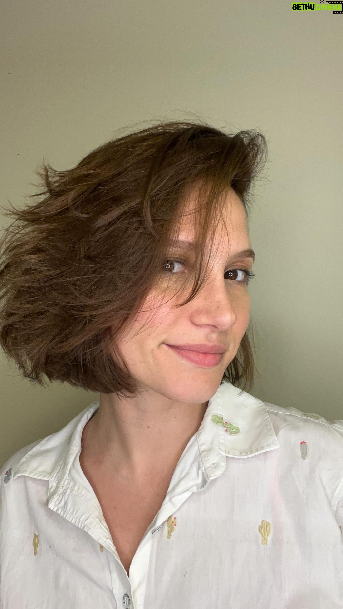 Lorena Comparato Instagram - NEW HAIR by @fabiooliveirahair ✨🫶🏽 CURTIRAM?! E pra receber LÍDIA minha próxima personagem no mais novo filme “Advogado de Deus” de @wagnerassis1111, cortei o cabelo CURTO! Foi um longo processo de uma atriz que não queria nem escurecer e nem cortar o cabelo por causa de outra personagem hahaha aí corta, pinta, corta de novo, pinta outra vez, corta mais 🥲 mas @seibeljoana me abençoou com essa visão moderna e estilosa pra carioca mais londrina da história. Obrigada @tainalasmar e @leticiabragaoficial minhas companheiras! E um especial thanks pra toda equipe do @salaonovo.co !!! ♥️ Lídia vem aí !!! #newhair #act #actlorenacomparato
