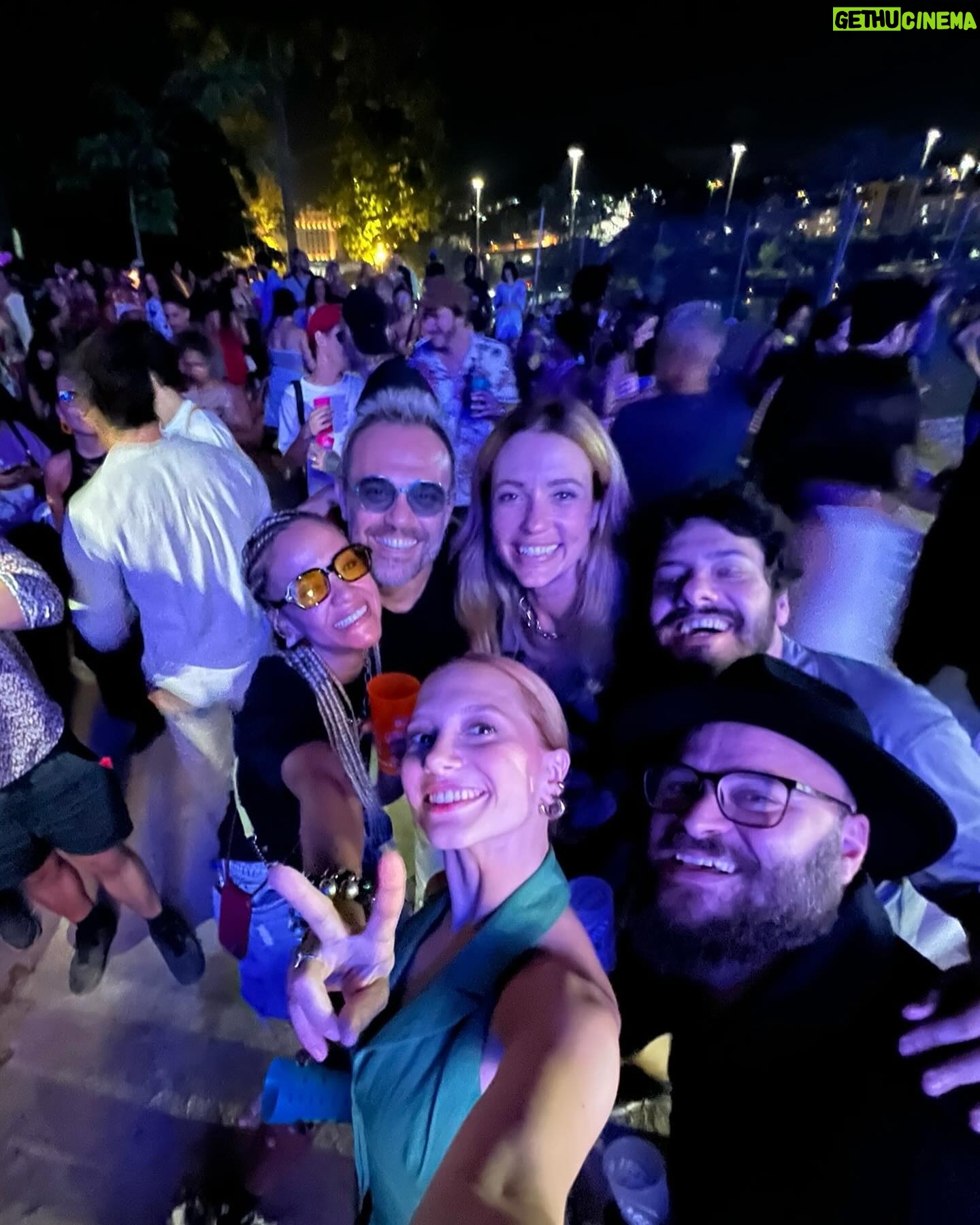Lorena Comparato Instagram - Sempre @QUEREMOS ♥️ que festival FANTÁSTICO . que noite maravilhosa !!! que SHOWS e quantas pessoas queridas encontrei: minha vizinha igualmente cheia de histórias e vício em trabalho, meu futuro par romântico preferido, minha chará bff que não conhecia pessoalmente e seu marido satisfação, meu par romântico eterno, minha irmã de Paraty, a baiana mais carioca, a carioca mais baiana, minha mama atriz, o casal do carnaval, minha ídola de adolescente, um dos melhores RPs do Brasil com sabre de luz, o DJAVAN e tantas outras pessoas especiais. Vocês conseguem adivinhar quem sao?! Foi Inesquecível! thanks @galvaoleo✨