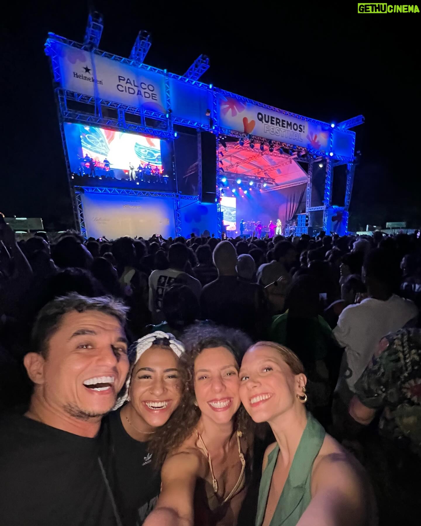 Lorena Comparato Instagram - Sempre @QUEREMOS ♥️ que festival FANTÁSTICO . que noite maravilhosa !!! que SHOWS e quantas pessoas queridas encontrei: minha vizinha igualmente cheia de histórias e vício em trabalho, meu futuro par romântico preferido, minha chará bff que não conhecia pessoalmente e seu marido satisfação, meu par romântico eterno, minha irmã de Paraty, a baiana mais carioca, a carioca mais baiana, minha mama atriz, o casal do carnaval, minha ídola de adolescente, um dos melhores RPs do Brasil com sabre de luz, o DJAVAN e tantas outras pessoas especiais. Vocês conseguem adivinhar quem sao?! Foi Inesquecível! thanks @galvaoleo✨