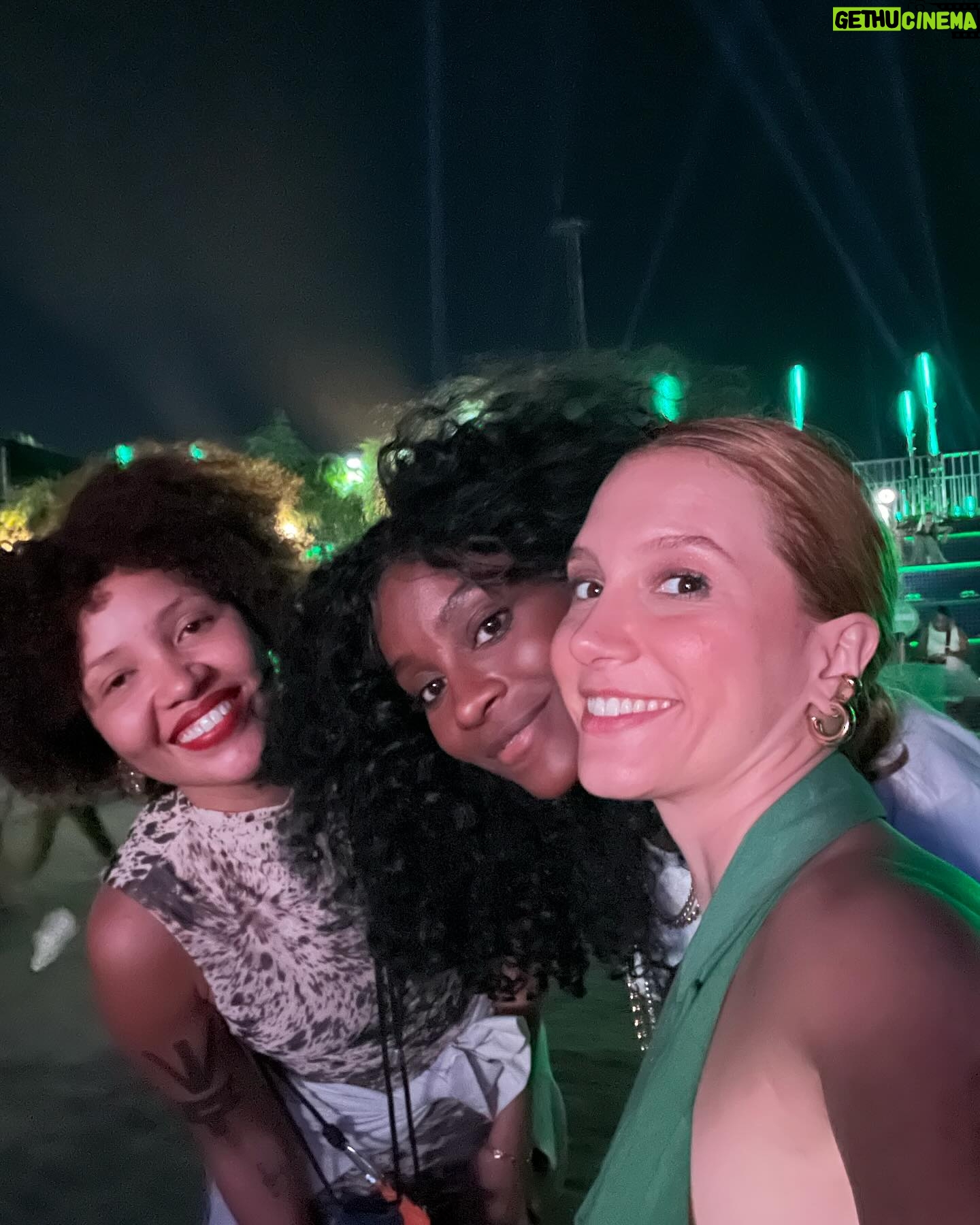 Lorena Comparato Instagram - Sempre @QUEREMOS ♥️ que festival FANTÁSTICO . que noite maravilhosa !!! que SHOWS e quantas pessoas queridas encontrei: minha vizinha igualmente cheia de histórias e vício em trabalho, meu futuro par romântico preferido, minha chará bff que não conhecia pessoalmente e seu marido satisfação, meu par romântico eterno, minha irmã de Paraty, a baiana mais carioca, a carioca mais baiana, minha mama atriz, o casal do carnaval, minha ídola de adolescente, um dos melhores RPs do Brasil com sabre de luz, o DJAVAN e tantas outras pessoas especiais. Vocês conseguem adivinhar quem sao?! Foi Inesquecível! thanks @galvaoleo✨