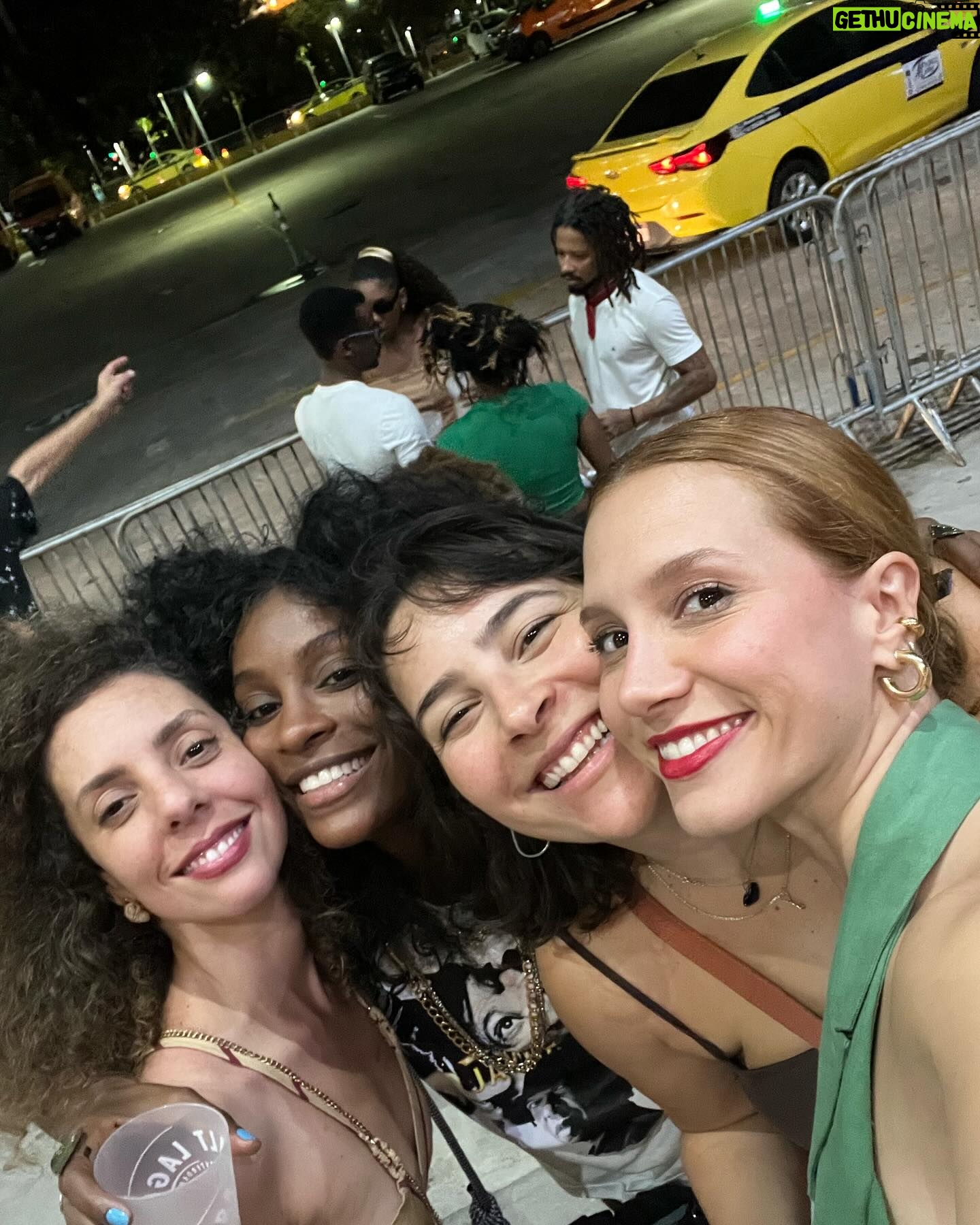 Lorena Comparato Instagram - Sempre @QUEREMOS ♥️ que festival FANTÁSTICO . que noite maravilhosa !!! que SHOWS e quantas pessoas queridas encontrei: minha vizinha igualmente cheia de histórias e vício em trabalho, meu futuro par romântico preferido, minha chará bff que não conhecia pessoalmente e seu marido satisfação, meu par romântico eterno, minha irmã de Paraty, a baiana mais carioca, a carioca mais baiana, minha mama atriz, o casal do carnaval, minha ídola de adolescente, um dos melhores RPs do Brasil com sabre de luz, o DJAVAN e tantas outras pessoas especiais. Vocês conseguem adivinhar quem sao?! Foi Inesquecível! thanks @galvaoleo✨