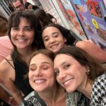 Lorena Comparato Instagram – Uma delícia de espetáculo 🩵 com uma das melhores companhias minha afilhada @flora.cronemberger ✨ o espetáculo @kafkabonecaviajante vai em Maio para Curitiba, Goiânia, Belém e Fortaleza !!! Não deixem de assistir !!! @alessandramaestrini @carolgarciabarbolo @lilianvaleska @andre_dias estão arrasando !!! Parabéns @rafaelprimot @joaofonsek1 @tonylucchesi e TODA EQUIPE !!! 🎭 e a ida pro @shoppingdagavea me fez voltar a infância vendo a @enfimenfant e @livraria_malasartes ♥️ e ainda fui confundida com Carol Garcia !!! Hahahah uma honra !!!