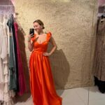 Lorena Comparato Instagram - @mood4us 👗✨🍾 você já alugou vestido?! Mas eu aposto que você já gastou fortunas num vestido e acabou nem usando mais tentas vezes. Eu amo alugar. AMIGA! Olha isso! TODA vez que eu vou na Mood parece que eu to entrando numa loja nova, ao mesmo tempo com uma sensação de casa e armário familiar. Lá elas falam que a Mood é seu melhor armário fora de casa e eu concordo. Dessa vez eu escolhi o lavanda, mas sai de lá morrendo de vontade de usar vários e já quero voltar! Curtiu? Qual seu favorito? #mood4us #aluguel #casamento thanks @bebella.kraskoff Marcia e Lorena 🫶🏽🤍
