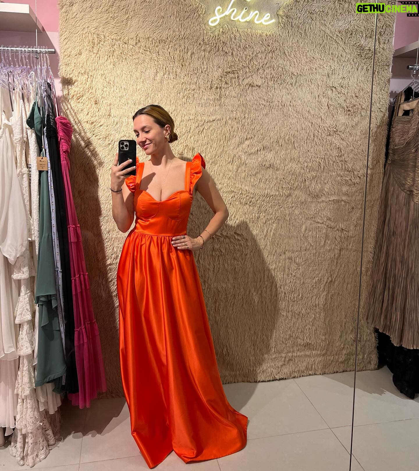 Lorena Comparato Instagram - @mood4us 👗✨🍾 você já alugou vestido?! Mas eu aposto que você já gastou fortunas num vestido e acabou nem usando mais tentas vezes. Eu amo alugar. AMIGA! Olha isso! TODA vez que eu vou na Mood parece que eu to entrando numa loja nova, ao mesmo tempo com uma sensação de casa e armário familiar. Lá elas falam que a Mood é seu melhor armário fora de casa e eu concordo. Dessa vez eu escolhi o lavanda, mas sai de lá morrendo de vontade de usar vários e já quero voltar! Curtiu? Qual seu favorito? #mood4us #aluguel #casamento thanks @bebella.kraskoff Marcia e Lorena 🫶🏽🤍