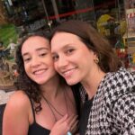 Lorena Comparato Instagram – Uma delícia de espetáculo 🩵 com uma das melhores companhias minha afilhada @flora.cronemberger ✨ o espetáculo @kafkabonecaviajante vai em Maio para Curitiba, Goiânia, Belém e Fortaleza !!! Não deixem de assistir !!! @alessandramaestrini @carolgarciabarbolo @lilianvaleska @andre_dias estão arrasando !!! Parabéns @rafaelprimot @joaofonsek1 @tonylucchesi e TODA EQUIPE !!! 🎭 e a ida pro @shoppingdagavea me fez voltar a infância vendo a @enfimenfant e @livraria_malasartes ♥️ e ainda fui confundida com Carol Garcia !!! Hahahah uma honra !!!