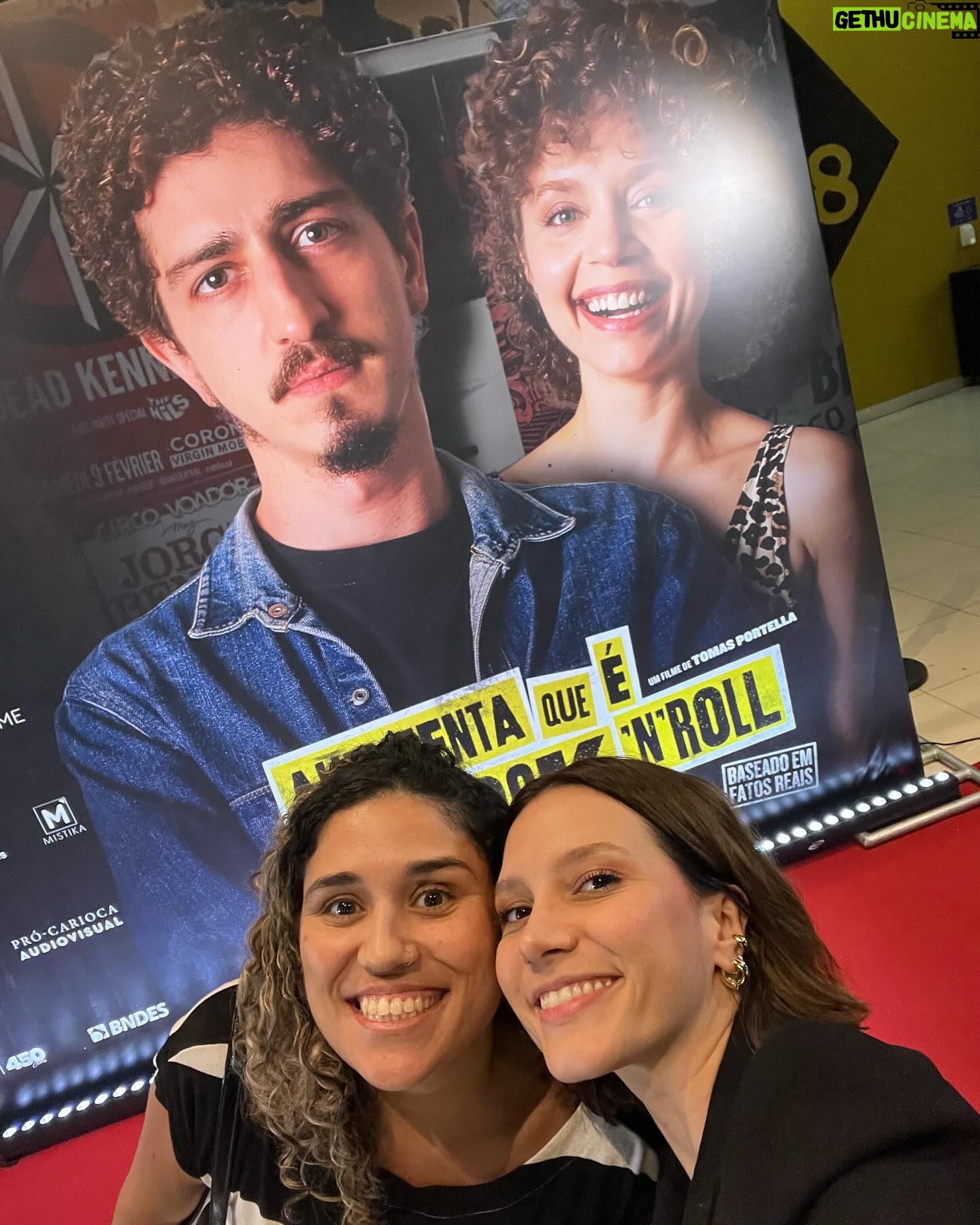 Lorena Comparato Instagram - Viciada nesse cabelo e nesse filme ✨🤘🏽🎬 VAI NO CINEMA ver AUMENTA QUE é ROCK N ROLL !!! Primeiro final de semana é o que rege o resto da temporada do filme. É MUITO importante prestigiar !!! Vai lá conhecer a história da Rádio M4LDITA FM FLUMINENSE !!! É um filme histórico !!! E com a @flordiegues ♥️ PARABÉNS a todos da equipe e elenco. @tomasportella você é F0D4 !!! 📸 by @robertofilho_profissional