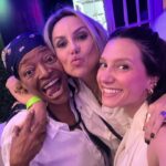 Lorena Comparato Instagram - Que saudades de PÉ NA COVA 💀💜 “Firma sinistra é a nossa” como eu tava com saudades !!! #tbt desse nosso encontrinho Madureira! @tnalia @karinamarthin AMO VOCÊS!!!