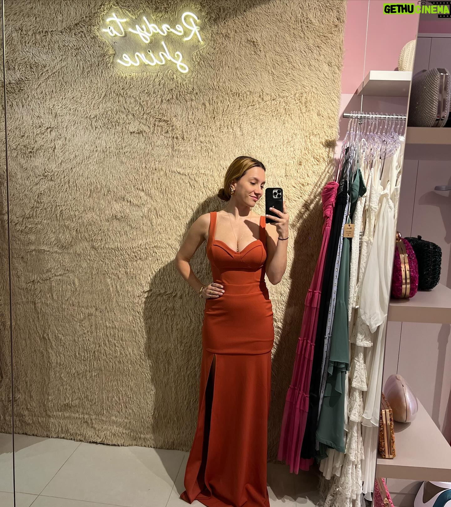 Lorena Comparato Instagram - @mood4us 👗✨🍾 você já alugou vestido?! Mas eu aposto que você já gastou fortunas num vestido e acabou nem usando mais tentas vezes. Eu amo alugar. AMIGA! Olha isso! TODA vez que eu vou na Mood parece que eu to entrando numa loja nova, ao mesmo tempo com uma sensação de casa e armário familiar. Lá elas falam que a Mood é seu melhor armário fora de casa e eu concordo. Dessa vez eu escolhi o lavanda, mas sai de lá morrendo de vontade de usar vários e já quero voltar! Curtiu? Qual seu favorito? #mood4us #aluguel #casamento thanks @bebella.kraskoff Marcia e Lorena 🫶🏽🤍