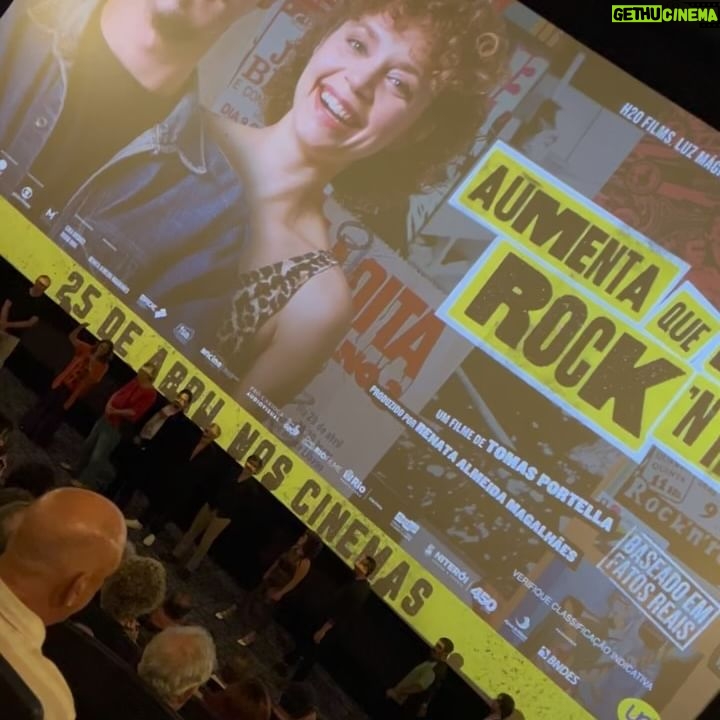 Lorena Comparato Instagram - Viciada nesse cabelo e nesse filme ✨🤘🏽🎬 VAI NO CINEMA ver AUMENTA QUE é ROCK N ROLL !!! Primeiro final de semana é o que rege o resto da temporada do filme. É MUITO importante prestigiar !!! Vai lá conhecer a história da Rádio M4LDITA FM FLUMINENSE !!! É um filme histórico !!! E com a @flordiegues ♥️ PARABÉNS a todos da equipe e elenco. @tomasportella você é F0D4 !!! 📸 by @robertofilho_profissional