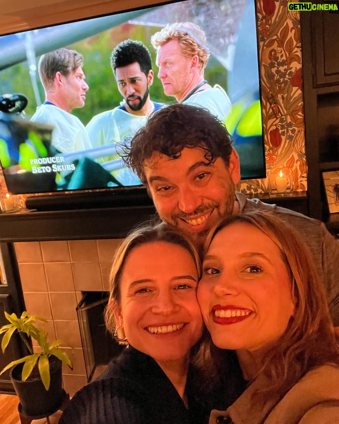 Lorena Comparato Instagram - @biancacomparato em @greysabc ✨🍾🤍 não é um luxo Brasellll?! 🇧🇷🚑🎥 Ter uma atriz Brasileira numa série americana de tanto sucesso com escritor e produtor Brasileiro !!! Arrasaram @bskubs and thanks @thekileydonovan for hosting ♥️🫶🏽