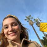 Lorena Comparato Instagram – LOS ANGELES 🩵🪽eu tenho a maior dificuldade de postar, mas eu registro tudo. TUDO! Tem gente que até se incomoda. demoro muito pra conseguir tempo de parar o meu dia a dia e postar ou botar no story. Tenho tanta coisa pra fazer! Sede de viver! Eu filmo e tiro foto de TUDO mas perco tempo demais pra postar, marcas as pessoas, colocar a legenda certa, marcar o lugar, explicar como foi, o que senti, etc. me cansa. vejo pessoas que postam o dia inteiro e tenho certa inveja – pelo menos faço terapia pra lidar com esses sentimentos – porque postar tudo de uma vez também não pode pq o algoritmo não deixa. Ahhh vaaaa! Eu to vivendo! Me deixa viver e todo mundo vai ver tudo atrasado sim, fora de ordem sim, só pedaços sim, porque o que realmente importa mesmo é viver e eu ODEIO essa ansiedade que me dá as redes sociais. Se postar, ta ruim. Tem que ser do jeito x, y, z que muda a cada dia. Se não postar, é pessimo. Sou atriz e hoje PRECISO de rede social. Preciso? Que pena. Tudo isso pra dizer que minha viagem tá chegando ao fim, que eu choro em avião e eu já to com saudades ✨