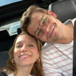Lorena Comparato Instagram – LOS ANGELES 🩵🪽eu tenho a maior dificuldade de postar, mas eu registro tudo. TUDO! Tem gente que até se incomoda. demoro muito pra conseguir tempo de parar o meu dia a dia e postar ou botar no story. Tenho tanta coisa pra fazer! Sede de viver! Eu filmo e tiro foto de TUDO mas perco tempo demais pra postar, marcas as pessoas, colocar a legenda certa, marcar o lugar, explicar como foi, o que senti, etc. me cansa. vejo pessoas que postam o dia inteiro e tenho certa inveja – pelo menos faço terapia pra lidar com esses sentimentos – porque postar tudo de uma vez também não pode pq o algoritmo não deixa. Ahhh vaaaa! Eu to vivendo! Me deixa viver e todo mundo vai ver tudo atrasado sim, fora de ordem sim, só pedaços sim, porque o que realmente importa mesmo é viver e eu ODEIO essa ansiedade que me dá as redes sociais. Se postar, ta ruim. Tem que ser do jeito x, y, z que muda a cada dia. Se não postar, é pessimo. Sou atriz e hoje PRECISO de rede social. Preciso? Que pena. Tudo isso pra dizer que minha viagem tá chegando ao fim, que eu choro em avião e eu já to com saudades ✨