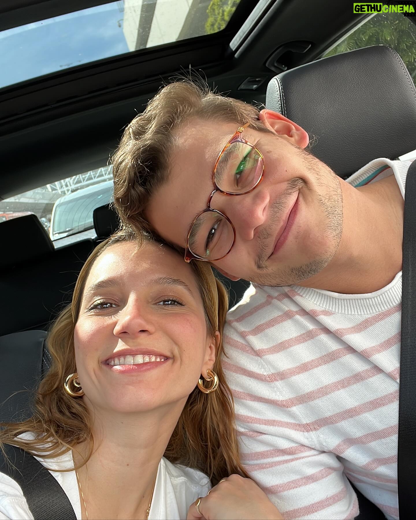 Lorena Comparato Instagram - LOS ANGELES 🩵🪽eu tenho a maior dificuldade de postar, mas eu registro tudo. TUDO! Tem gente que até se incomoda. demoro muito pra conseguir tempo de parar o meu dia a dia e postar ou botar no story. Tenho tanta coisa pra fazer! Sede de viver! Eu filmo e tiro foto de TUDO mas perco tempo demais pra postar, marcas as pessoas, colocar a legenda certa, marcar o lugar, explicar como foi, o que senti, etc. me cansa. vejo pessoas que postam o dia inteiro e tenho certa inveja - pelo menos faço terapia pra lidar com esses sentimentos - porque postar tudo de uma vez também não pode pq o algoritmo não deixa. Ahhh vaaaa! Eu to vivendo! Me deixa viver e todo mundo vai ver tudo atrasado sim, fora de ordem sim, só pedaços sim, porque o que realmente importa mesmo é viver e eu ODEIO essa ansiedade que me dá as redes sociais. Se postar, ta ruim. Tem que ser do jeito x, y, z que muda a cada dia. Se não postar, é pessimo. Sou atriz e hoje PRECISO de rede social. Preciso? Que pena. Tudo isso pra dizer que minha viagem tá chegando ao fim, que eu choro em avião e eu já to com saudades ✨