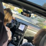 Lorena Comparato Instagram – LOS ANGELES 🩵🪽eu tenho a maior dificuldade de postar, mas eu registro tudo. TUDO! Tem gente que até se incomoda. demoro muito pra conseguir tempo de parar o meu dia a dia e postar ou botar no story. Tenho tanta coisa pra fazer! Sede de viver! Eu filmo e tiro foto de TUDO mas perco tempo demais pra postar, marcas as pessoas, colocar a legenda certa, marcar o lugar, explicar como foi, o que senti, etc. me cansa. vejo pessoas que postam o dia inteiro e tenho certa inveja – pelo menos faço terapia pra lidar com esses sentimentos – porque postar tudo de uma vez também não pode pq o algoritmo não deixa. Ahhh vaaaa! Eu to vivendo! Me deixa viver e todo mundo vai ver tudo atrasado sim, fora de ordem sim, só pedaços sim, porque o que realmente importa mesmo é viver e eu ODEIO essa ansiedade que me dá as redes sociais. Se postar, ta ruim. Tem que ser do jeito x, y, z que muda a cada dia. Se não postar, é pessimo. Sou atriz e hoje PRECISO de rede social. Preciso? Que pena. Tudo isso pra dizer que minha viagem tá chegando ao fim, que eu choro em avião e eu já to com saudades ✨