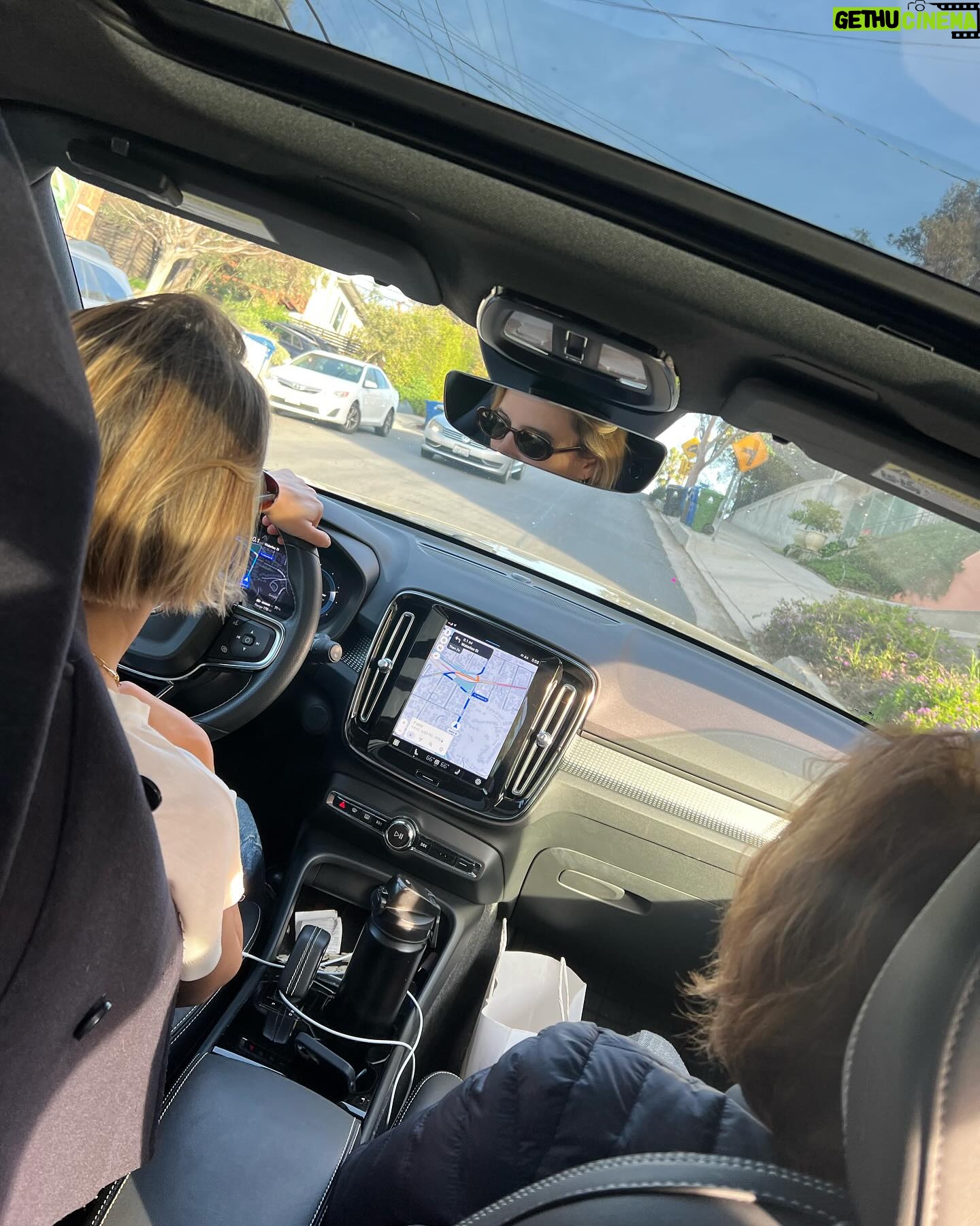 Lorena Comparato Instagram - LOS ANGELES 🩵🪽eu tenho a maior dificuldade de postar, mas eu registro tudo. TUDO! Tem gente que até se incomoda. demoro muito pra conseguir tempo de parar o meu dia a dia e postar ou botar no story. Tenho tanta coisa pra fazer! Sede de viver! Eu filmo e tiro foto de TUDO mas perco tempo demais pra postar, marcas as pessoas, colocar a legenda certa, marcar o lugar, explicar como foi, o que senti, etc. me cansa. vejo pessoas que postam o dia inteiro e tenho certa inveja - pelo menos faço terapia pra lidar com esses sentimentos - porque postar tudo de uma vez também não pode pq o algoritmo não deixa. Ahhh vaaaa! Eu to vivendo! Me deixa viver e todo mundo vai ver tudo atrasado sim, fora de ordem sim, só pedaços sim, porque o que realmente importa mesmo é viver e eu ODEIO essa ansiedade que me dá as redes sociais. Se postar, ta ruim. Tem que ser do jeito x, y, z que muda a cada dia. Se não postar, é pessimo. Sou atriz e hoje PRECISO de rede social. Preciso? Que pena. Tudo isso pra dizer que minha viagem tá chegando ao fim, que eu choro em avião e eu já to com saudades ✨