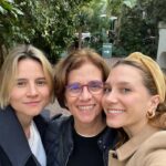 Lorena Comparato Instagram – LOS ANGELES 🩵🪽eu tenho a maior dificuldade de postar, mas eu registro tudo. TUDO! Tem gente que até se incomoda. demoro muito pra conseguir tempo de parar o meu dia a dia e postar ou botar no story. Tenho tanta coisa pra fazer! Sede de viver! Eu filmo e tiro foto de TUDO mas perco tempo demais pra postar, marcas as pessoas, colocar a legenda certa, marcar o lugar, explicar como foi, o que senti, etc. me cansa. vejo pessoas que postam o dia inteiro e tenho certa inveja – pelo menos faço terapia pra lidar com esses sentimentos – porque postar tudo de uma vez também não pode pq o algoritmo não deixa. Ahhh vaaaa! Eu to vivendo! Me deixa viver e todo mundo vai ver tudo atrasado sim, fora de ordem sim, só pedaços sim, porque o que realmente importa mesmo é viver e eu ODEIO essa ansiedade que me dá as redes sociais. Se postar, ta ruim. Tem que ser do jeito x, y, z que muda a cada dia. Se não postar, é pessimo. Sou atriz e hoje PRECISO de rede social. Preciso? Que pena. Tudo isso pra dizer que minha viagem tá chegando ao fim, que eu choro em avião e eu já to com saudades ✨