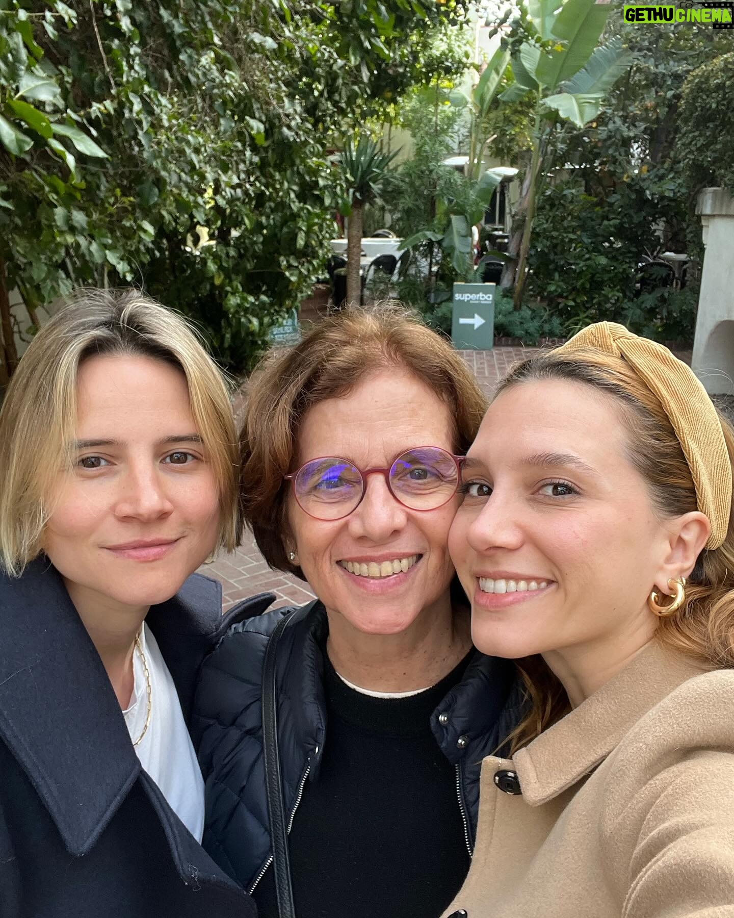 Lorena Comparato Instagram - LOS ANGELES 🩵🪽eu tenho a maior dificuldade de postar, mas eu registro tudo. TUDO! Tem gente que até se incomoda. demoro muito pra conseguir tempo de parar o meu dia a dia e postar ou botar no story. Tenho tanta coisa pra fazer! Sede de viver! Eu filmo e tiro foto de TUDO mas perco tempo demais pra postar, marcas as pessoas, colocar a legenda certa, marcar o lugar, explicar como foi, o que senti, etc. me cansa. vejo pessoas que postam o dia inteiro e tenho certa inveja - pelo menos faço terapia pra lidar com esses sentimentos - porque postar tudo de uma vez também não pode pq o algoritmo não deixa. Ahhh vaaaa! Eu to vivendo! Me deixa viver e todo mundo vai ver tudo atrasado sim, fora de ordem sim, só pedaços sim, porque o que realmente importa mesmo é viver e eu ODEIO essa ansiedade que me dá as redes sociais. Se postar, ta ruim. Tem que ser do jeito x, y, z que muda a cada dia. Se não postar, é pessimo. Sou atriz e hoje PRECISO de rede social. Preciso? Que pena. Tudo isso pra dizer que minha viagem tá chegando ao fim, que eu choro em avião e eu já to com saudades ✨