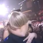Lorena Gómez Instagram - Hoy se cumplen 17 años de la experiencia más increíble que he vivido y que, sin duda, cambió mi vida por completo. Gracias @gestmusic @tinet_rubira @operaciontriunfo @noegalera por tanto. Os veo y os abrazo en nada 🤍 Ahí está Alex también, qué bonito recuerdo 🙏🏻🪽 Y a mi compi @danielzueras que te veo en Zaragoza en nada Vete pensando que quieres cantar ❤️🥰 Y a todos los que seguís aquí, cerquita mío, OS QUIERO. *Si veis el video entero, entenderéis mis lágrimas de los Stories. Hay un momento que abrazo a mi madres después de casi 3 meses sin verla y entre lágrimas me está diciendo : “Cariño, que es tu sueño, lo has conseguido” Ahora el mío sería volver a abrazarte Mami 💔 Sé que estás conmigo acompañándome en cada paso y también sé, que todo lo que estoy logrando es gracias a ti. TE AMO SIEMPRE 🤍 ¿Os acordáis de este momento? #operaciontriunfo #operaciontriunfo5 #operaciontriunfo2006