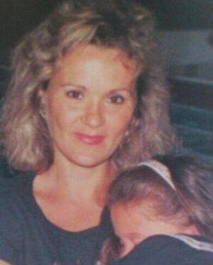 Lorena Gómez Instagram - Mamá, no hay un solo día en que no piense en ti. Echo de menos tus abrazos, tu risa contagiosa y esas palabras sabias que siempre me guiaban hacia el camino correcto. Fuiste mi amiga, mi consejera, MI TODO.

Tu amor me dio fuerzas para enfrentar cada desafío.
Tu valentía me inspiró a ser fuerte y a luchar siempre por mis sueños. 
Gracias por todo lo que me diste, por cada consejo, cada sonrisa, cada sacrificio.

Fuiste, eres y serás el ejemplo más increíble de amor y fortaleza. 
Aunque no estés físicamente conmigo, siento tu presencia cada día, iluminando mi camino con tu espíritu indomable, como el mío. 

Gracias por ser mi madre, por amarme incondicionalmente y por ser mi inspiración constante. 

Feliz Día mami 🌹✨ 

¡Te llevo siempre en mi corazón!

HASTA QUE NOS VOLVAMOS A ENCONTRAR 💔

Mi guía eterna. 

TE AMO CON LOCURA ❤️