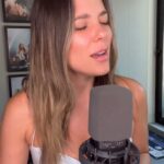 Lorena Gómez Instagram - Quererse a uno mismo/a es como embarcarse en un viaje interno. Al destapar los miedos, estamos quitándonos capas de dudas e inseguridad. Es reconocer que el amor propio no se trata de ser perfecto/a, sino de aceptar nuestras imperfecciones con cariño. Al enfrentar esos temores, encontramos la fuerza para crecer y transformarnos. Con cada paso valiente hacia la autenticidad, vamos construyendo una historia de amor y aceptación que nos conecta más profundamente con nosotros mismos/as y con el mundo que nos rodea. QUIÉRETE Y ELÍGETE SIEMPRE. -CARA BONITA- Una de mis canciones preferidas de mi disco que verá la luz en Octubre 🫶 ¿La queréis entera? Entradas a la venta en mi Link en la BIO 👆🏼