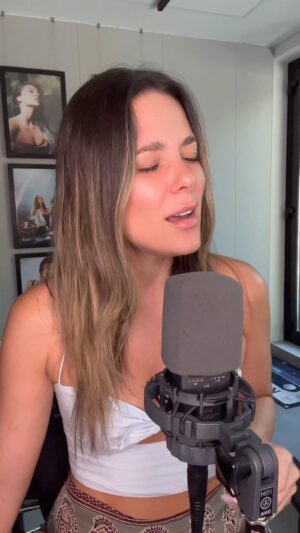 Lorena Gómez Instagram - Quererse a uno mismo/a es como embarcarse en un viaje interno. 
Al destapar los miedos, estamos quitándonos capas de dudas e inseguridad. 
Es reconocer que el amor propio no se trata de ser perfecto/a, sino de aceptar nuestras imperfecciones con cariño. 
Al enfrentar esos temores, encontramos la fuerza para crecer y transformarnos. 
Con cada paso valiente hacia la autenticidad, vamos construyendo una historia de amor y aceptación que nos conecta más profundamente con nosotros mismos/as y con el mundo que nos rodea.

QUIÉRETE Y ELÍGETE SIEMPRE. 

-CARA BONITA- 
Una de mis canciones preferidas de mi disco que verá la luz en Octubre 🫶

¿La queréis entera?

Entradas a la venta en mi Link en la BIO 👆🏼
