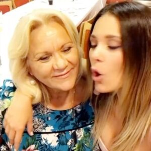 Lorena Gómez Instagram - Mamá, no hay un solo día en que no piense en ti. Echo de menos tus abrazos, tu risa contagiosa y esas palabras sabias que siempre me guiaban hacia el camino correcto. Fuiste mi amiga, mi consejera, MI TODO.

Tu amor me dio fuerzas para enfrentar cada desafío.
Tu valentía me inspiró a ser fuerte y a luchar siempre por mis sueños. 
Gracias por todo lo que me diste, por cada consejo, cada sonrisa, cada sacrificio.

Fuiste, eres y serás el ejemplo más increíble de amor y fortaleza. 
Aunque no estés físicamente conmigo, siento tu presencia cada día, iluminando mi camino con tu espíritu indomable, como el mío. 

Gracias por ser mi madre, por amarme incondicionalmente y por ser mi inspiración constante. 

Feliz Día mami 🌹✨ 

¡Te llevo siempre en mi corazón!

HASTA QUE NOS VOLVAMOS A ENCONTRAR 💔

Mi guía eterna. 

TE AMO CON LOCURA ❤️
