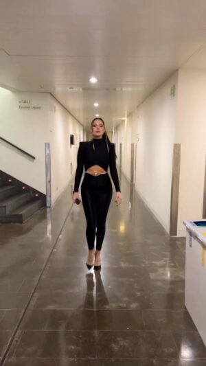 Lorena Gómez Instagram - Anoche escribí este texto que escucháis por si algún día necesitáis usarlo. Guárdalo para recordarte que eres increíblemente valiente.

Feliz Lunes familia 🤍

Jueves 23/11 os espero en @teatroeslava a las 21h