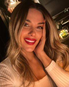 Lorena Gómez Instagram - Últimamente me he dado cuenta de que lo mejor de la vida son esas pequeñas cosas. Reírse con amigos/as hasta que duela el estómago, los abrazos de mi familia que lo curan todo, y esas charlas que nos hacen olvidar las horas. Son esos momentos los que de verdad cuentan, los que nos recuerdan que la vida es una y hay que vivirla intensamente. Todo lo demás, está de más ✨ Ha sido un fin de semana para recordar siempre. ¡Me siento tan afortunada de tener a tanta gente de verdad y de corazón cerca! Os quiero 🤍