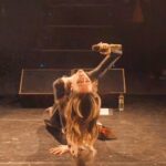 Lorena Gómez Instagram - Cada concierto es una nueva aventura, un camino lleno de incertidumbres. Nunca sabes lo que encontrarás al cruzar esa cortina que te lleva al escenario. Si habrá gente esperándote, si disfrutarán del concierto, si saldrán contentos… Pero ayer, en Zaragoza, viví uno de esos momentos que quedarán grabados en mi memoria para siempre. Ver ese teatro lleno de gente,cantando mis canciones, emocionándose, disfrutando, fue mágico. Gracias Zaragoza, por recordarme que, a pesar de los miedos y las dudas, hay belleza y conexión esperando en cada ciudad, en cada concierto. Seguimos en esta gira con el corazón lleno y el alma llena de vida. Gracias a todo mi CREW por ir de la mano conmigo en esta dulce locura! @angielofer 🎹 @ele_more_fyah 🎸 #carmenniño 🎸 @may_johoy 🥁 @susan_santos 🎸 @_c_s_r_ 💡 @peter_fi @cascabelu 🪄 @iker_arranz_productor 🔈 @ivanmateos 🎤 @elenaiser 🎧🔊 @joselu005 📸🎥 @jon_ayarza 👨🏽‍✈️ @rl20music ®️ @alejcabanillas 🫂💆🏼‍♀️ @anastasiaol_makeup 💄 A mi amigo @danielzueras por regalarnos su voz y su talento. Próxima parada : LLEIDA - 2 MARZO (Teatro la Llotja)