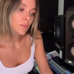 Lorena Gómez Instagram - Esta canción define a la perfección lo que yo sentía cuando mi mami estaba malita. La abrazaba y le decía que se iba a poner buena y que íbamos a vivir la vida como nunca, disfrutando de cada instante. Pero no pudo ser y se me fue 😢 Y sabéis que? Que aunque suene a tópico sólo os puedo decir que nunca deis nada por hecho. Nunca dejéis las cosas para luego. Nunca dejéis de decir TE QUIERO. Nunca guardéis un regalo para una ocasión especial. Nunca dejéis de abrazar. Nunca dejéis ganar al orgullo. No tengáis miedo a vivir. Y sobre todo, nunca os quedéis donde no seáis felices. Gracias @carlosrivera por estas canciones que arañan el alma y te hacen valorar las cosas realmente importantes de la vida. #parati Disfrutad de este Domingo lluvioso 🤍 A vivir! 💫 Gracias mi dire @angielofer por tus manos mágicas 🎹
