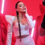 Lorena Gómez Instagram - Hola familia!!! Se acerca el lanzamiento de mi nueva canción y para hacer más amena la espera, os traigo un adelanto fotográfico, en exclusiva, del nuevo videoclip que, como ya sabéis, se estrena día 12 de abril, día de mi cumpleaños. Es por eso que me gustaría invitaros a participar en un SORTEO de algo ÚNICO para todo el que quiera. Tan solo habrán diez ganadores ✨ Lo único que tenéis que hacer es: - Seguir mi cuenta @lorenagomez_ - ⁠Seguir la cuenta de @rl20music - ⁠Y etiquetar en este post a la persona que queréis que le vaya bonito! Cuántas más veces comentéis y mencionéis, más oportunidades tendréis de ganar. ¡Tenéis hasta el viernes! ¡Que os vaya bonito! ❤️🖐️