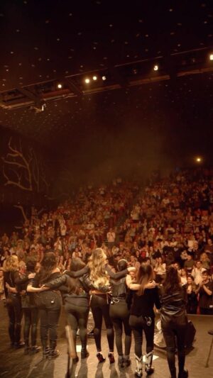 Lorena Gómez Instagram - Anoche volví a ti, Lleida.

El teatro estaba lleno, no solo de gente, sino de recuerdos, de esos que se construyen durante toda una vida y jamás olvidas con el paso del tiempo. 

No hay focos que valgan más que el brillo en los ojos de quien se siente parte de la historia que estás contando. Anoche, cada uno de vosotrxs me hicisteis sentir muy afortunada. 

Estas son los momentos por los que vivo. 
No son solo conciertos, son encuentros, no son solo canciones, son nuestra voz.

Gracias por cada momento que me regalasteis, por cada gesto que me recordó por qué amo tanto esto!

Gracias por hacerme sentir que lo que hago vale la pena, que cada lucha, cada sueño, cada esfuerzo, tiene su recompensa en noches como esta.

Os quiero siempre, familia.

HASTA PRONTO. 

Equipo, sois increíbles:
@rl20music 
@jon_ayarza 
@angielofer 
@iker_arranz_productor 
@soyivanmateos 
@_c_s_r_ 
@may_johoy 
@ele_more_fyah 
@susan_santos 
#carmenniño
@mariaayo 
@rosana.galli.3434 
@cascabelu 
@alejandrocabanillashair 
@antonia_espin
@tamara_press