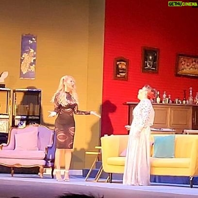 Lorena Herrera Instagram - Qué público más Espectacular anoche en #Guadalajara en @hijasdesumadreobra Nos fue increíble en las dos funciones e igualmente en #sanluispotosi Mil. Gracias por sus aplausos y risas!!!🙏🙏 Hoy estaremos en #leon teatro #Manueldoblado funciones 7 y 9:30 pm #felizjueves #teatro #actriz #obra #gira #debut