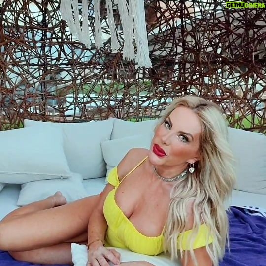 Lorena Herrera Instagram - Desde donde más me gusta estar!!🏝️🏖️🌈 Mi reflexión: Si estamos hechos a imagen y semejanza del Creador, entonces somos Seres Creadores...Creadores de Realidades, Somos Co_ Creadores. Somos energía dándole vida a éste cuerpo, la Energía Divina que es lo que Realmente Somos, Existirá x Siempre. Éste cuerpo, unos años solamente, entonces qué estamos Creando? Ser exitosos?, tener dinero?, una familia? Logros profesionales?Un mejor cuerpo? Ok está bien, pero lo más importante Es: Qué estamos Creando interiormente?? Qué nuestros propósitos sean :Tener más Paz, un mejor manejo de nuestras emociones, ser más pacientes, empáticos, utilizar la visualización y la mente para Crear, ser Yo quien dirige lo que pienso ( y No ser pensado) Dar y compartir, Aceptar al otro tal como es, Mantener por lo general una buena Actitud etc #felizmiercoles