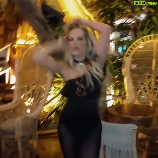 Lorena Herrera Instagram - Anoche en @kascabal la pasamos Super!! Amo cuando un restaurante tiene una Excelente comida, variedad de vinos deliciosos, súper música a un volumen qué puedas platicar, qué este lindo y súper atencion!! Ya lo conoces?? En #playadelcarmen Gran opción! #felizviernes #playa #restaurant #beach #rivieramaya #mexico #travel #viernes 🏖️💕💝