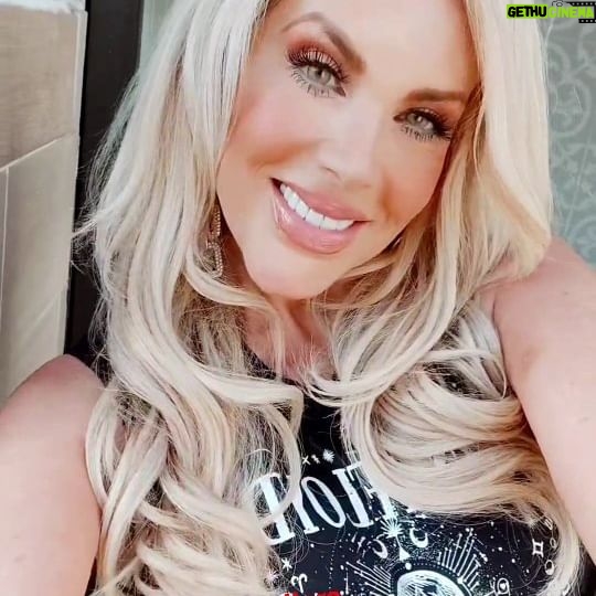 Lorena Herrera Instagram - Mi cabello solo lo pongo en manos de los mejores!! Si quieres lucir ese rubio Espectacular que brille, qué esté y se vea saludable Solo con #ElmasterDelCabello @alexirazuhair Gracias siempre por ser como eres!!🙏 #Felizlunes #feliziniciodesemana #hair #blondie #cabello #beauty