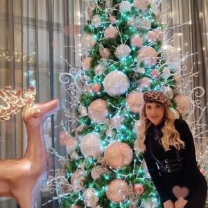 Lorena Herrera Instagram - Qué ésta #nochebuena el Espíritu de la #navidad llene sus corazones!!
 Así cómo se celebra el Nacimiento de Jesús, conectemos  con su energía qué solo es de Amor Incondicional, Compasión,Gratitud, Paz Armonía, Empatía, Dar y Compartir etc,  Pidamos, visulizemos y hagamos todo lo posible por qué en nosotros surja el Nacimiento de ese Nuevo Ser en el qué deseamos convertirnos! #feliznochebuena #feliznavidad #felicesfiestas