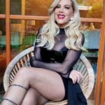 Lorena Herrera Instagram – Qué éste 2024 Traiga Cosas Maravillosas para toda la humanidad!! 
Por si me lees: Todo inicio de año es un buen momento para iniciar cosas buenas en nuestra vida (debería ser en cualquier momento) Creo lo más importante sería Tener la voluntad para continuar por siempre aquellos propósitos ya que muchas veces duran muy poco tiempo!! Por otro lado creemos que repetir afirmaciones o pensar determinadas cosas es suficiente para atraerlas a nuestra vida,  no es así…tan simple. Para atraer y materializar aquello que anhelamos debemos Pensarlo, Visualizarlo y la fuerza qué le da más poder a nuestra Creación…el Catalizador, es una Emoción Elevada ! Tener una Emoción muy  Fuerte, Elevada ( puede ser de gratitud, dicha, éxtasis )Cómo si aquello que estás visualizando ya estuviera en tu vida!!! MENTE – CORAZÓN unidos son la fuerza que Crea!
Somos Creadores de Realidades!!
#felizmartes