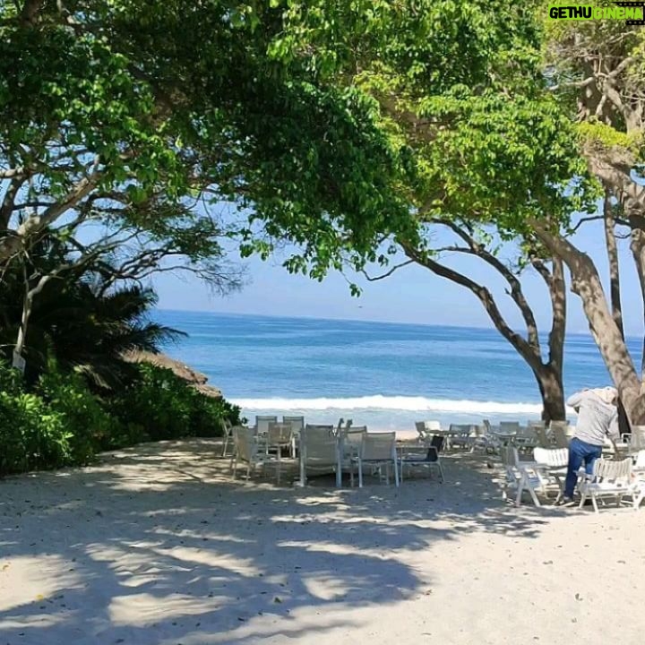 Lorena Herrera Instagram - Viajecito con mis amigas!! La pasamos lindísimo! Les recomiendo hospedarse en #puntamita ya que está muy céntrico para ir a #sayulita qué está a 25 minutos y #puertovallarta está a 50 minutos Donde obvio hay Todo!! #bucerias un pueblito en la playa muy lindo está a 15 minutos!! Y la zona de comercio de punta Mita está chiquita pero muy linda! Poniendo a caminar en diva a mis amigas qué están en la onda empresarial 😂 Qué bello es tener amistades de mucho tiempo como Marlene que es mi amiga de hace 26 años a la cual Admiro inmensamente por todo lo que Es, por su gran Consciencia y sus logros profesionales e internos! Gracias por regalarme tu Amistad , gracias #Esme🙏💝 #Felizmartes #friends #friendship #travel #playa #mexico #jalisco #nayarit #vacations #vallarta 🌴💝🙏