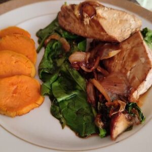Lorena Herrera Instagram - Empieza la semana con una receta deliciosa facil de hacer y super saludable!!
Para 1porcion:
*180 grms de filete o Posta de mahi mahi ( dorado) o Mero, robalo, corbina etc
*1taza de espinacas
*Cebolla en rebanadas
Para la salsa: 2cuch soperas de salsa de soya 4cuch soperas de agua y media cuch sopera de miel de abeja
Sirve con camote asado con aceite de coco o arroz al vapor o verduras depende de tu dieta!
#recipes #healthyrecipies #healthyfood #healthylifestyle #lowcarb #lowcalorie #highprotein #felizlunes #feliziniciodesemana 💜