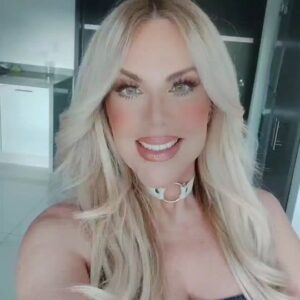 Lorena Herrera Instagram - Cuando quieras un cambio de imagen definitivamente la mejor opción siempre será las extensiones,ya que con ellas puedes jugar de mil formas, alargando tu cabellera, cambiando de color de cabello, quizá traerlo largo y cuando te toque cambio, cortarlo y hacer un cambio radical, etc
Pero debe ser con uno que tenga la mejor técnica para que se te vea un resultado natural y la calidad del cabello es importantísima!!
Para mí el mejor sin duda @alexirazuhair El #master de las extensiones !! Conoces su trabajo??
#felizmartes #extensions
#cabello #extensiones #look