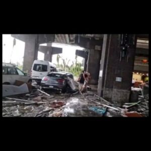 Lorena Herrera Instagram - Terrible lo que está pasando en #acapulco con el huracán #otis !!! Cómo en unas cuantas horas, pasó de ser tormenta tropical a un huracán categoría 5 !! Que es la más fuerte, con vientos de hasta 250 km por hora!! Están totalmente incomunicados.😢
Aquí uno de los muchos videos de la devastación!! El lobby de uno de los hoteles más representativos de Acapulco #hotelprincess en #acapulcodiamante La devastación está por todo Acapulco.
Oremos y ayudemos!!! Acapulco ahora nos necesita!! Ya se han abierto varios centros de acopio en Cdmx Aunque cuidemos a qué centros enviamos ayuda, ya ven que luego no llega a dónde debe llegar!!!😭 #huracan #otis
