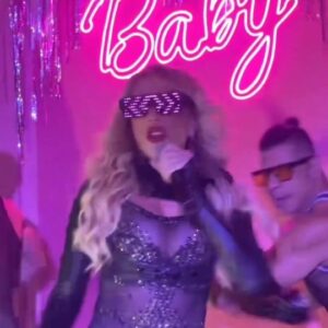 Lorena Herrera Instagram - Agradecida siempre por el cariño que me regalan al salir a cantar mis canciones!! Anoche el público en @babyclubmexico estuvo bellísimo 💝🙏💝 Gracias @luisrivaspor llevarme a celebrar estos 7 años , qué sigan muchos más!!👏
 Amé ver a mi Bichita hermosa,Mi cara de gatito y mi Israel hermoso 🙏 Gracias por su amor Siempre 💝💝💝 #felizdomingo #show #aniversario #Singer #