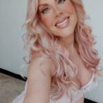 Lorena Herrera Instagram – Me puse en el pelito un tono rosa-gold les gusta?? Qué tengamos un día hermoso, dónde veamos en muchas  de las situaciones que se nos presentan Oportunidades para ser mejores! Gracias por estar aquí!🙏
Ya escuchaste #mujerona y #andoeneltop ?? Recuerda que #SiempreReynas2 está por @netflixlat Te va a encantar! #felizjueves #laQuePuedePuede #music #loquenosumaseva #SiNoSumasTevas