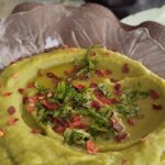 Lorena Herrera Instagram – #sabado De hacer lo que se nos pegue la gana!! Quizá estar con tu pareja o amigos platicar, tomar un vinito y que  tal un Dip verde para picar!!! #delicioso #saludable megafacil , rápido y barato de hacer!!

Para preparar 1taza y media de Dip De garbanzo y cilantro:
*1taza de garbanzos bien cocidos
*Poquito de cebolla y un ajo picado
*Un puño grande de cilantro desinfectado
*Jugo de un limón grande ( lo olvidé en el vídeo 😭)
*1/4 de taza de agua
*Sal

Si lo haces en licuadora 1ero pon el agua y jugo de limón, agrega cebolla,  ajo y mitad de garbanzos, una vez molidos agrega el resto de los garbanzos, cilantro  y sal, que quede una mezcla muy espesa y sedosa, prueba,si falta  sal o más limón
*Al servir agrega  bastante aceite de oliva,peperonccino y cilantro picadito. Sirve con tostadas y/ o pan pita.
#Felizsabado #recipes #healthylifestyle #healthyrecipes #healthyfood #food #vegan #veganrecipes 🧑‍🍳
