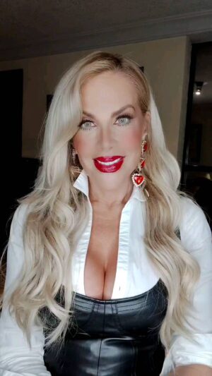 Lorena Herrera Instagram - Hermoso día mis preciosidades!!!💝 Gracias siempre x sus bellos mensajes!🙏
Nos vemos 9 abril en @cabaretvip en #guadalajara Ya escuchaste mi nuevo sencillo #mujerona y #AndoEnElTop ?? Descárgalos  ya!😀 #gobernandoEl4K
#laQuePuedePuede #loquenosumaseva  #SiNoSumasTevas #DeLasMasLaOriginal #felizmartes